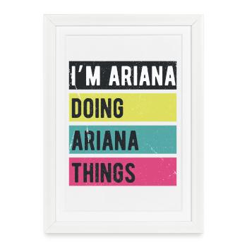 Je suis Ariana Faisant des choses Ariana Couleurs Rétro - Affiche encadrée (27 × 37 cm) - blanc - Devant