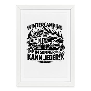 Camping d’hiver | En été, tout le monde peut | Verdict - Affiche encadrée (27 × 37 cm) - blanc - Devant