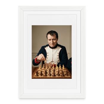 Napoléon joue aux échecs. - Affiche encadrée (27 × 37 cm) - blanc - Devant