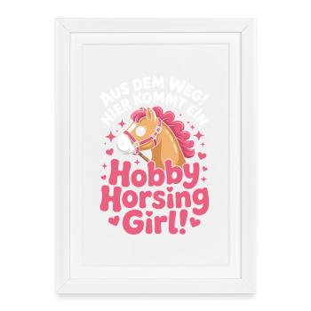 Hobby Horsing Girl Hobby Horse Cavalier Chevaux de poney montées - Affiche encadrée (27 × 37 cm) - blanc - Devant