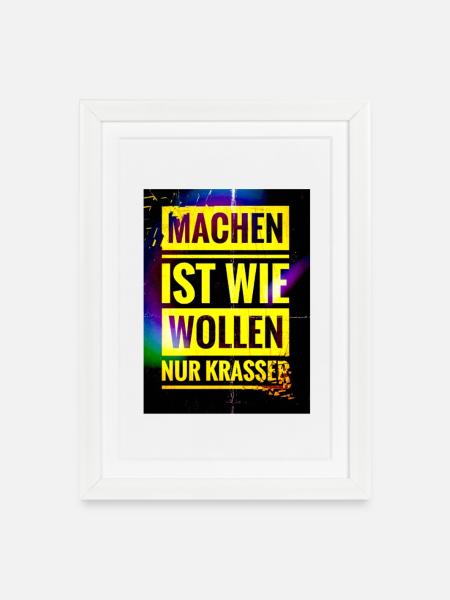 Spruch "Machen Ist wie Wollen nur Krasser" - EW21 - Gerahmtes Poster (27 × 37 cm) - Weiß