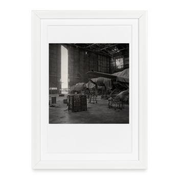 Photographie Noir dans un hangar d’avion vintage Animal - Affiche encadrée (27 × 37 cm) - blanc - Devant