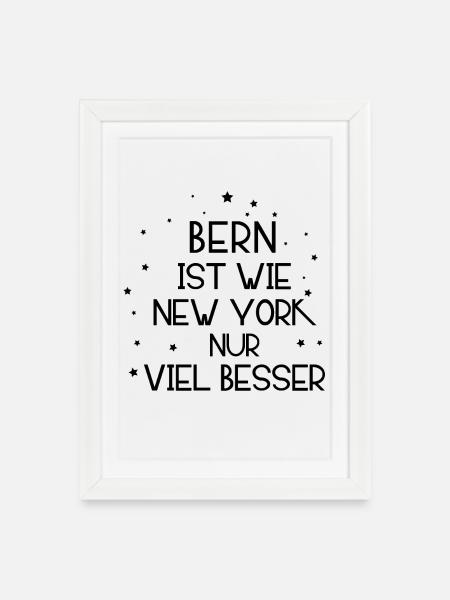 Bern vs. New York – Humorvolles Städtestatement - Gerahmtes Poster (27 × 37 cm) - Weiß