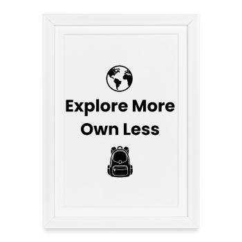 Explorez plus, possédez moins – Chemise d’aventure - Affiche encadrée (27 × 37 cm) - blanc - Devant