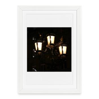 Jeux de lumière historiques des lampadaires - Affiche encadrée (27 × 37 cm) - blanc - Devant