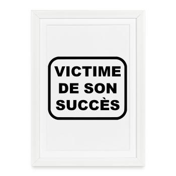 Victime de son succès - Affiche encadrée (27 × 37 cm) - blanc - Devant