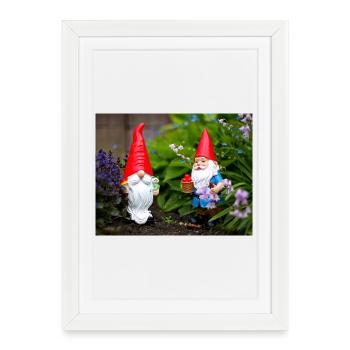 Gartenwichtel Rotkappe Szene - Gerahmtes Poster (27 × 37 cm) - Weiß - Vorne