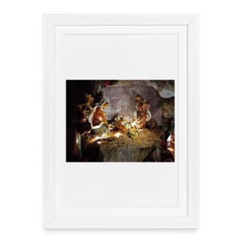 Scène de la Crèche illuminée entre les pierres - Affiche encadrée (27 × 37 cm) - blanc - Devant
