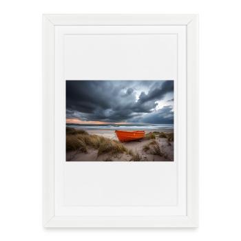 Bateau orange sur un bord de mer orageux - Affiche encadrée (27 × 37 cm) - blanc - Devant
