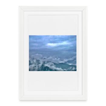 Brouillard sur le paysage montagneux Lumière du matin - Affiche encadrée (27 × 37 cm) - blanc - Devant