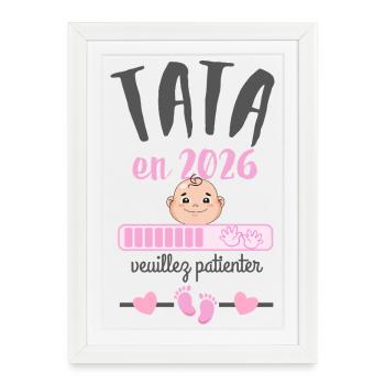 Tata en 2026 Veuillez Patienter  - Affiche encadrée (27 × 37 cm) - blanc - Devant