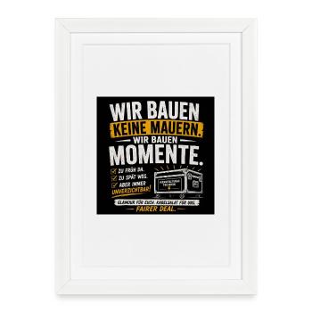 Wir bauen Momente – Veranstaltungs Technik - Gerahmtes Poster (27 × 37 cm) - Weiß - Vorne