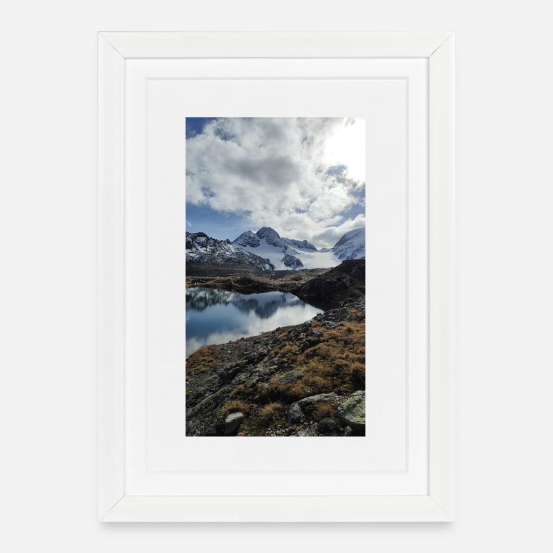 Schneebedeckte Berge - Gerahmtes Poster (27 × 37 cm) - Weiß