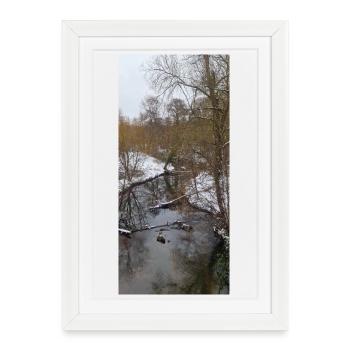 Rivière d’hiver dans le brouillard - Affiche encadrée (27 × 37 cm) - blanc - Devant