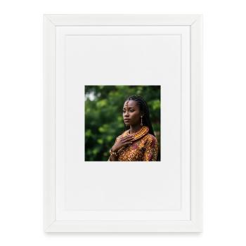 Portrait Afroétnique avec Bijoux Traditionnels - Affiche encadrée (27 × 37 cm) - blanc - Devant