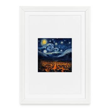 Nuit tourbillonnante sur le village brillant - Affiche encadrée (27 × 37 cm) - blanc - Devant