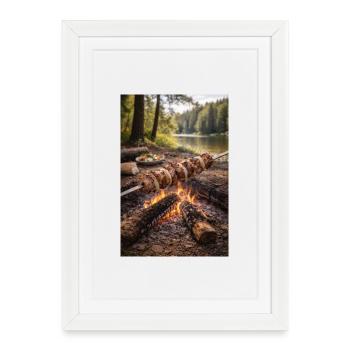 Des brochettes barbecue autour du feu de camp au bord du lac - Affiche encadrée (27 × 37 cm) - blanc - Devant