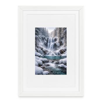 Cascade hivernale dans une forêt enneigée - Affiche encadrée (27 × 37 cm) - blanc - Devant