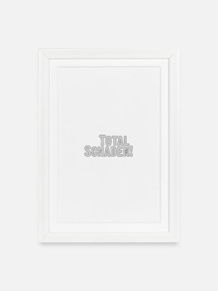 Total Schaden! Distressed Text - Gerahmtes Poster (27 × 37 cm) - Weiß