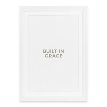 Built in Grace Typography - Gerahmtes Poster (27 × 37 cm) - Weiß - Vorne