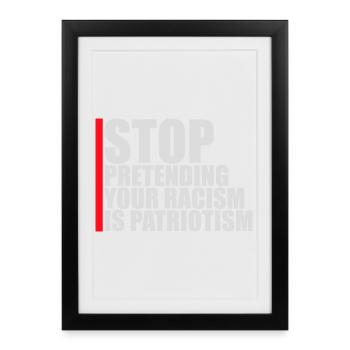 Arrêtez de faire semblant que votre racisme est une politique patriotique - Affiche encadrée (27 × 37 cm) - noir - Devant