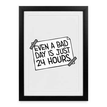 Même une mauvaise journée n’est qu’un proverbe motivant 24 heures sur 24 - Affiche encadrée (27 × 37 cm) - noir - Devant