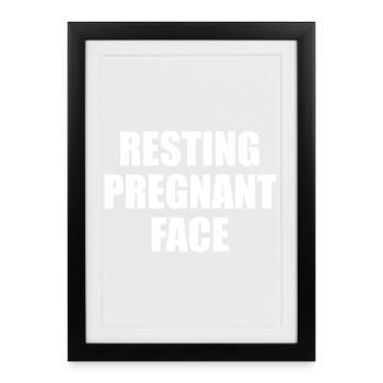 Femme enceinte se reposant sur le visage alors qu’un cygne - Affiche encadrée (27 × 37 cm) - noir - Devant