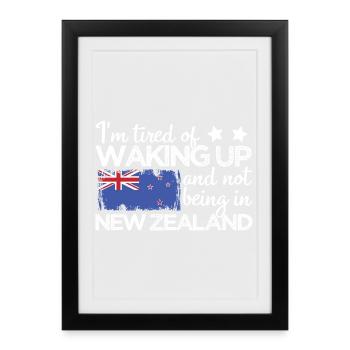 Je suis fatigué de me réveiller sans être en Nouvelle-Zélande - Affiche encadrée (27 × 37 cm) - noir - Devant