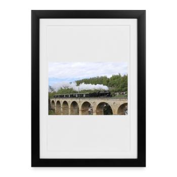 SBB Lok auf Viadukt - Gerahmtes Poster (27 × 37 cm) - Schwarz - Vorne
