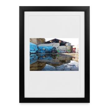 Reflets Urbains – Graffiti Bleu - Affiche encadrée (27 × 37 cm) - noir - Devant