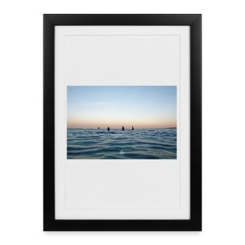 Crépuscule sur l’océan et surfeurs - Framed poster (27 × 37 cm) - black - Front