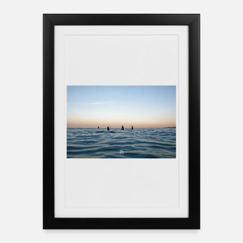 Dämmerung über dem Ozean und Surfern - Gerahmtes Poster (27 × 37 cm) - Schwarz