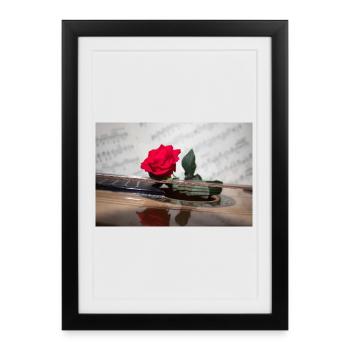 Red Rose à la guitare - Affiche encadrée (27 × 37 cm) - noir - Devant