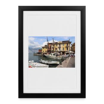 Le port de Malcesine - Affiche encadrée (27 × 37 cm) - noir - Devant