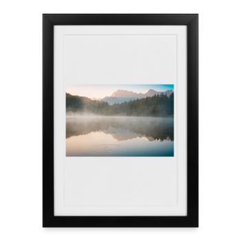 Brouillard matinal au bord du lac calme - Affiche encadrée (27 × 37 cm) - noir - Devant