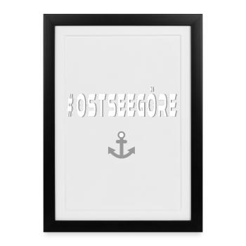 Ostseegöre mit Anker V.2 - Urlaubsreif - Gerahmtes Poster (27 × 37 cm) - Schwarz - Vorne