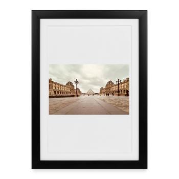 Pyramide du Louvre sur la place - Affiche encadrée (27 × 37 cm) - noir - Devant