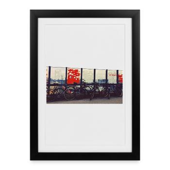 Convoi de vélos à la clôture ferroviaire - Affiche encadrée (27 × 37 cm) - noir - Devant