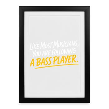 Bassiste Following A Bass Band, Bassspieler - Affiche encadrée (27 × 37 cm) - noir - Devant