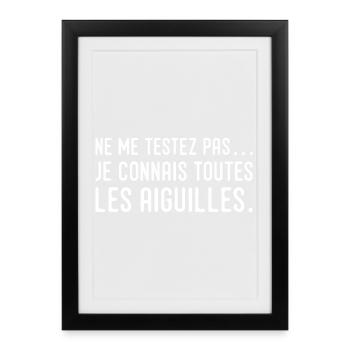 Ne me testez pas… je connais toutes les aiguilles - Affiche encadrée (27 × 37 cm) - noir - Devant