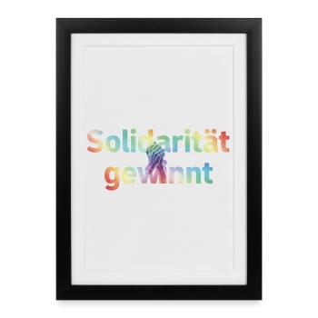 Solidarität gewinnt Statement Pride Fans LGBTQ - Gerahmtes Poster (27 × 37 cm) - Schwarz - Vorne