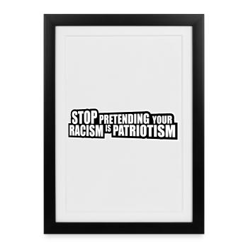 Arrêtez de faire semblant que votre racisme est une politique patriotique - Affiche encadrée (27 × 37 cm) - noir - Devant