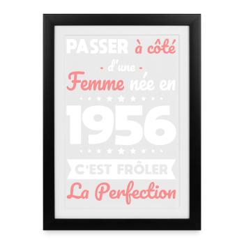 Née en 1956 – Frôler la perfection  - Affiche encadrée (27 × 37 cm) - noir - Devant