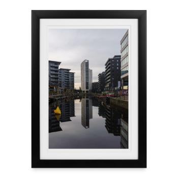Réflexion urbaine - Affiche encadrée (27 × 37 cm) - noir - Devant