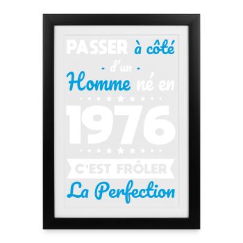 Born in 1976 – Near perfection - Framed poster (27 × 37 cm) - black - Front