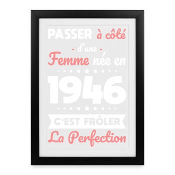 Née en 1946 – Frôler la perfection  - Affiche encadrée (27 × 37 cm) - noir - Devant