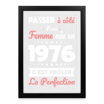 Née en 1976 – Frôler la perfection  - Affiche encadrée (27 × 37 cm) - noir - Devant