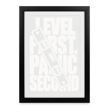 Wasserwaage – Level First, Panic Second - Gerahmtes Poster (27 × 37 cm) - Schwarz - Vorne