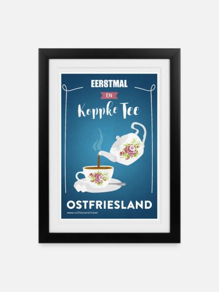 Ostfriesland Vintage Travel - Teekanne - Gerahmtes Poster (27 × 37 cm) - Schwarz