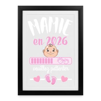 Mamie en 2026 Veuillez Patienter - Affiche encadrée (27 × 37 cm) - noir - Devant